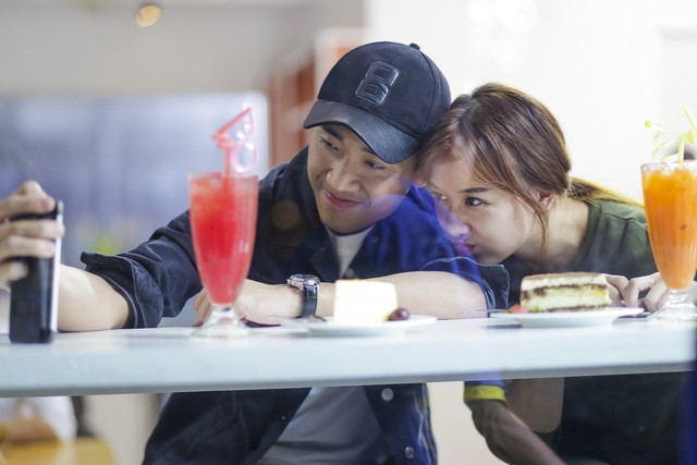 Hari Won hôn say đắm Trấn Thành ở quán ăn đêm - ảnh 2