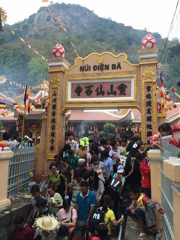 Hàng vạn người đổ về núi Bà Đen hái lộc - ảnh 7