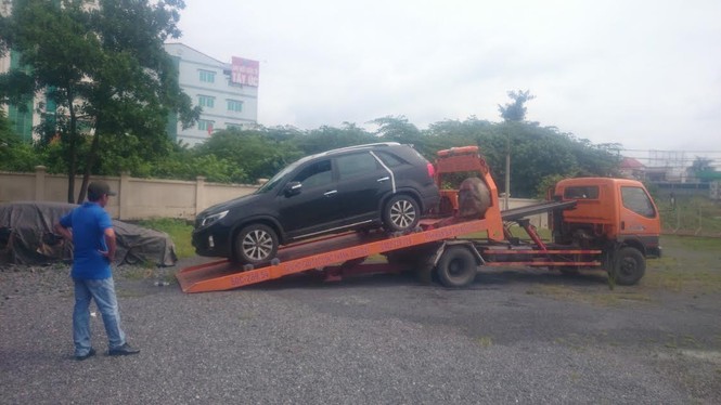 Nữ tài xế cố thủ trong ô tô, CSGT 'cẩu' cả người lẫn xe - ảnh 1