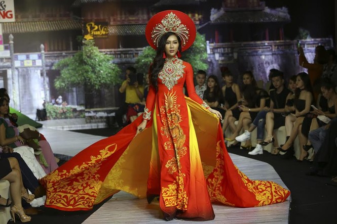 Áo dài tông trầm quyến rũ của NTK Brian Võ - ảnh 9