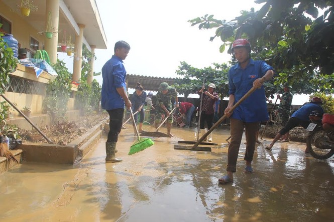 ẢNH: Màu xanh tình nguyện chia sẻ khó khăn vùng lũ - ảnh 1