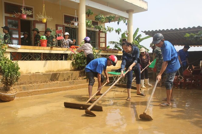 ẢNH: Màu xanh tình nguyện chia sẻ khó khăn vùng lũ - ảnh 2