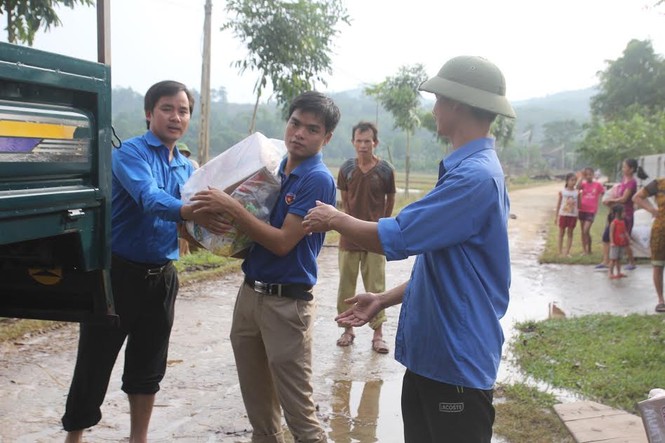 ẢNH: Màu xanh tình nguyện chia sẻ khó khăn vùng lũ - ảnh 3