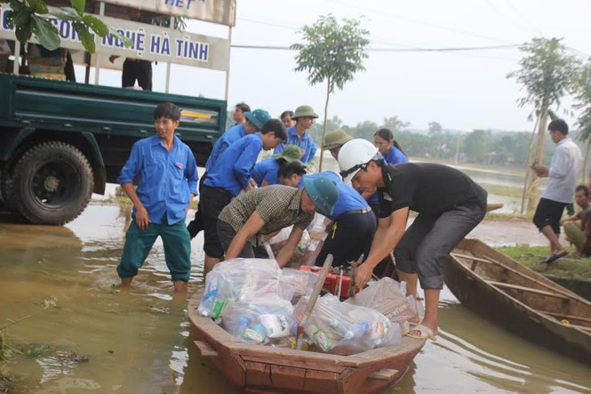 ẢNH: Màu xanh tình nguyện chia sẻ khó khăn vùng lũ - ảnh 4