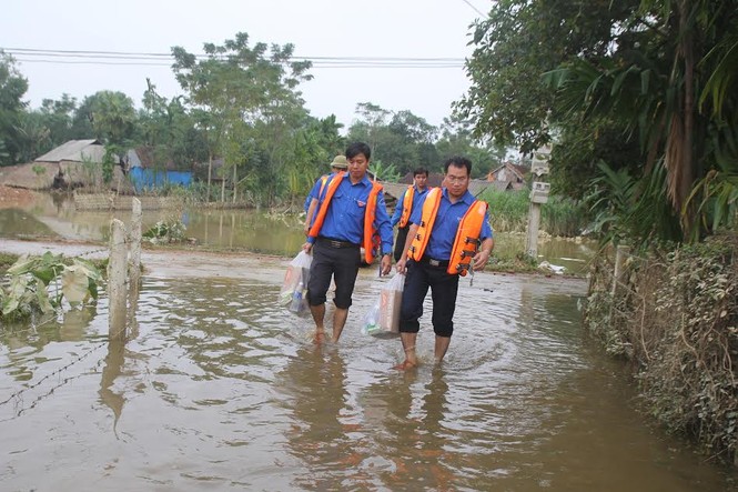 ẢNH: Màu xanh tình nguyện chia sẻ khó khăn vùng lũ - ảnh 5