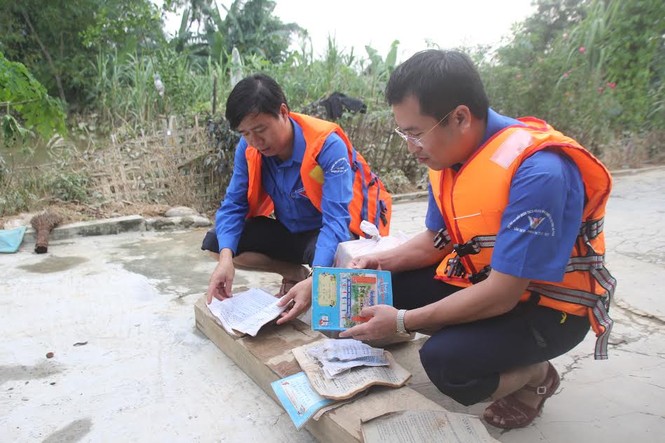 ẢNH: Màu xanh tình nguyện chia sẻ khó khăn vùng lũ - ảnh 6