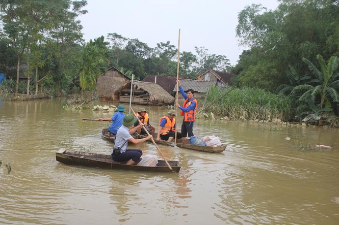 ẢNH: Màu xanh tình nguyện chia sẻ khó khăn vùng lũ - ảnh 7