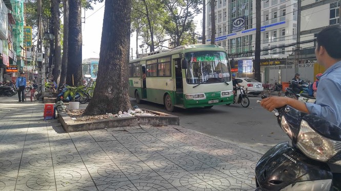 Tài xế xe buýt rút dao đâm người giữa Sài Gòn - ảnh 1