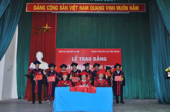 Xúc động với những sinh viên ‘đặc biệt’ - ảnh 8