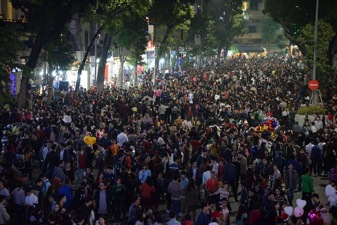 Biển người đổ về tuyến phố trung tâm đón Giáng sinh - ảnh 7