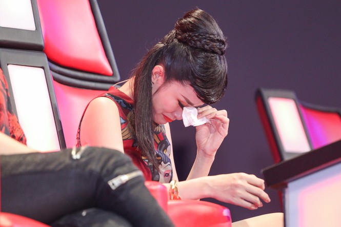Khán giả ‘sốc’ khi Đông Nhi, Tóc Tiên, Noo Phước Thịnh ngồi ghế nóng The Voice 2017 - ảnh 4