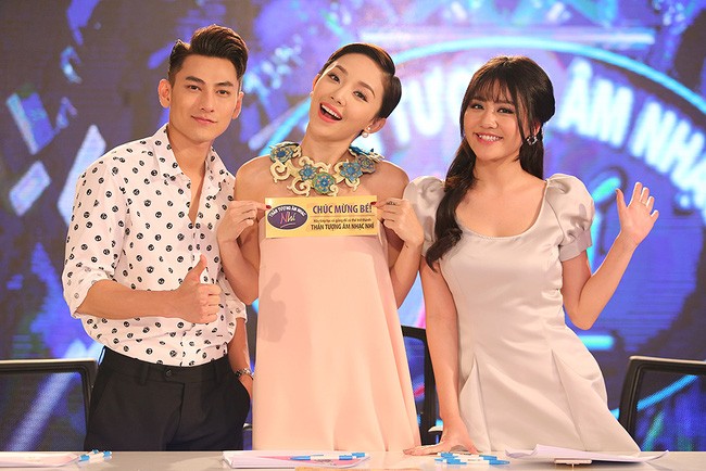 Khán giả ‘sốc’ khi Đông Nhi, Tóc Tiên, Noo Phước Thịnh ngồi ghế nóng The Voice 2017 - ảnh 6