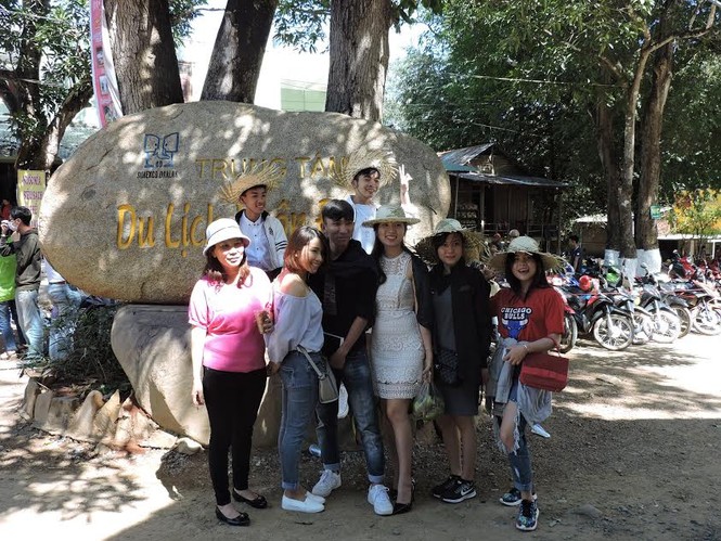 Hàng nghìn du khách đến Buôn Đôn cưỡi voi - ảnh 4