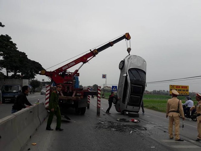 Xe KIA phơi bụng giữa quốc lộ 1A - ảnh 2