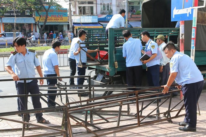 Phó chủ tịch quận xuống đường xử lý tình trạng lấn chiếm vỉa hè - ảnh 1