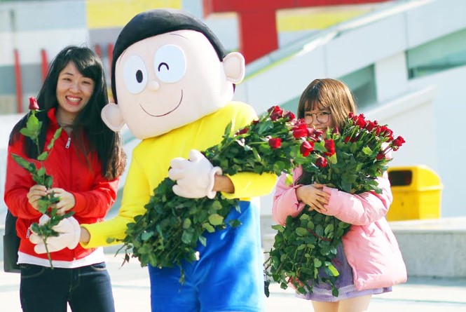Chàng trai Đà Lạt hóa trang thành Nobita tặng hoa hồng cho 600 người xa lạ - ảnh 1