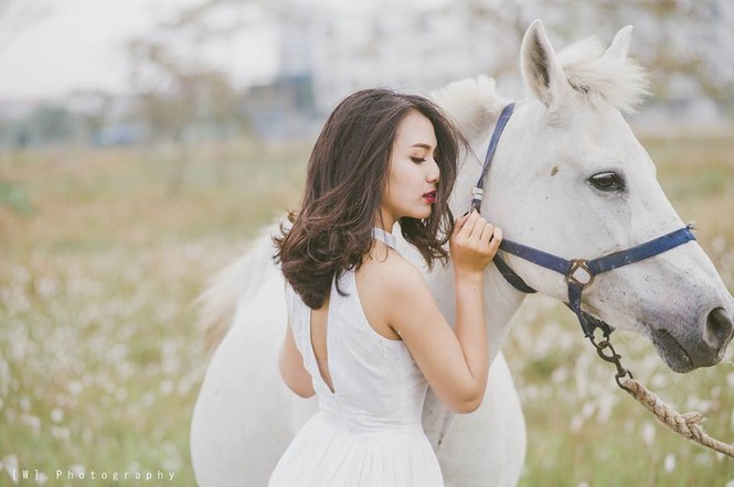 Miss Đại học Quốc gia duyên dáng yêu kiều bên ‘bạch mã’ - ảnh 9