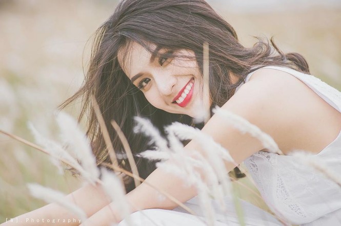 Miss Đại học Quốc gia duyên dáng yêu kiều bên ‘bạch mã’ - ảnh 1