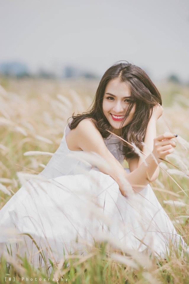 Miss Đại học Quốc gia duyên dáng yêu kiều bên ‘bạch mã’ - ảnh 3