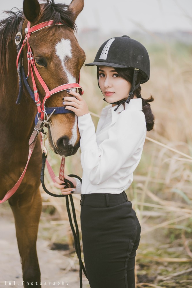 Miss Đại học Quốc gia duyên dáng yêu kiều bên ‘bạch mã’ - ảnh 14