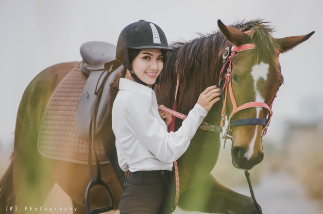 Miss Đại học Quốc gia duyên dáng yêu kiều bên ‘bạch mã’ - ảnh 12