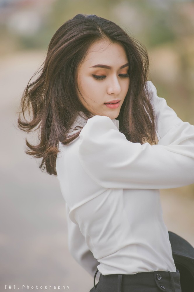 Miss Đại học Quốc gia duyên dáng yêu kiều bên ‘bạch mã’ - ảnh 16