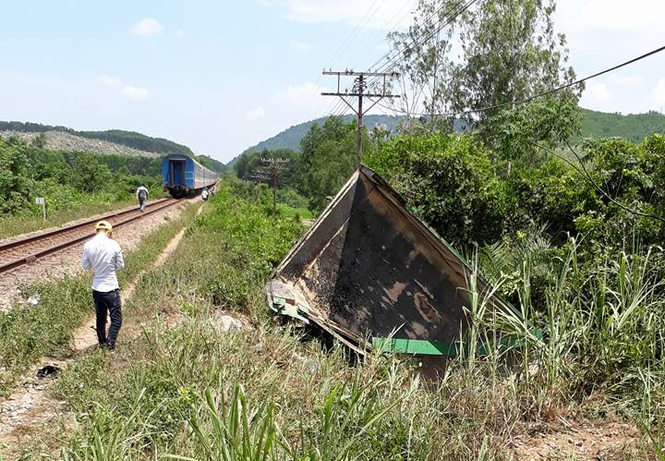 Tàu hỏa va chạm xe tải, tài xế và lái tàu nhập viện - ảnh 1