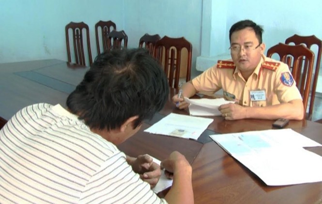 Hàng loạt giấy kiểm định, đăng ký, bằng lái ô tô bị phát hiện làm giả - ảnh 1
