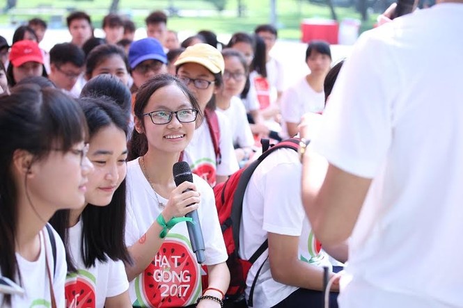 Thầy cô cùng học trò ‘quậy’ tưng bừng với bột màu - ảnh 7