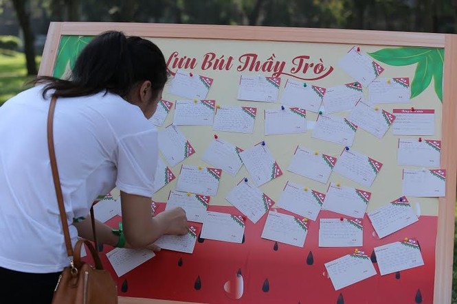 Thầy cô cùng học trò ‘quậy’ tưng bừng với bột màu - ảnh 8