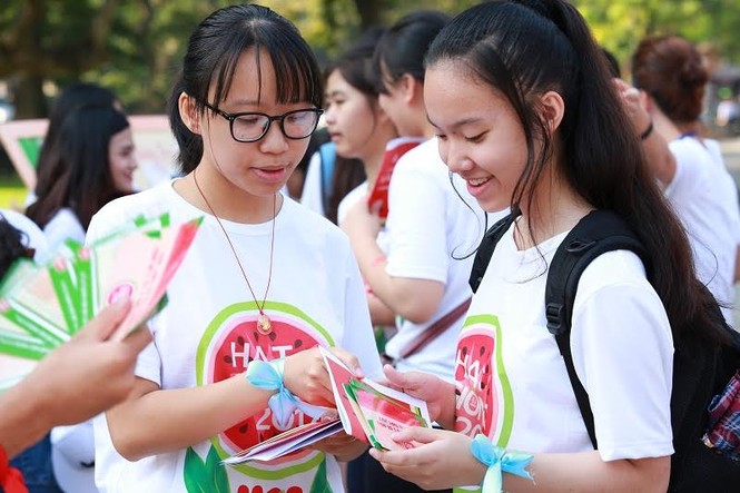 Thầy cô cùng học trò ‘quậy’ tưng bừng với bột màu - ảnh 4