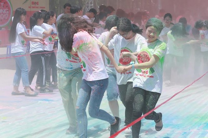 Thầy cô cùng học trò ‘quậy’ tưng bừng với bột màu - ảnh 12