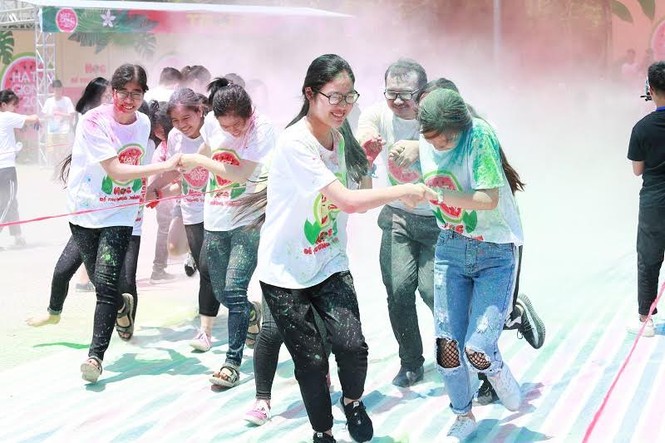 Thầy cô cùng học trò ‘quậy’ tưng bừng với bột màu - ảnh 14