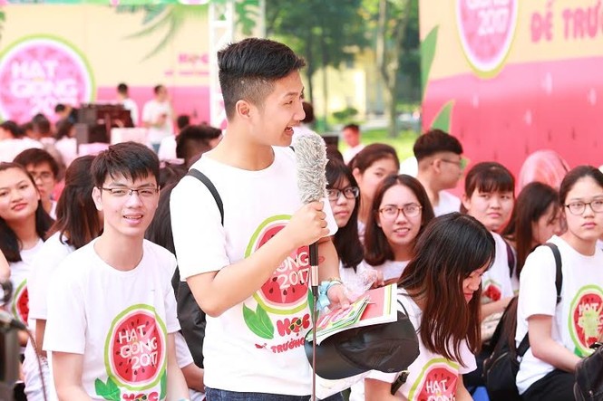 Thầy cô cùng học trò ‘quậy’ tưng bừng với bột màu - ảnh 2