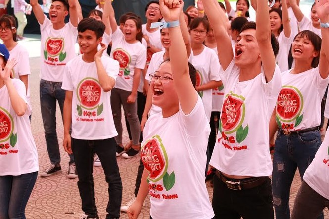 Thầy cô cùng học trò ‘quậy’ tưng bừng với bột màu - ảnh 10