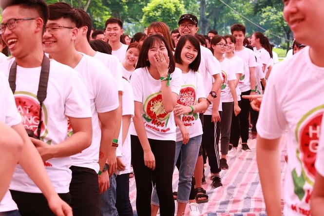 Thầy cô cùng học trò ‘quậy’ tưng bừng với bột màu - ảnh 11