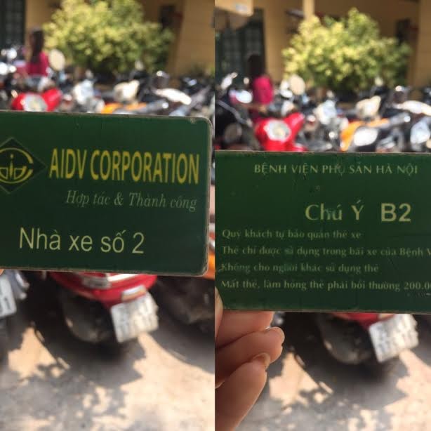 Bãi trông xe bệnh viện lại chiếm vỉa hè, 'chặt chém' giá - ảnh 1