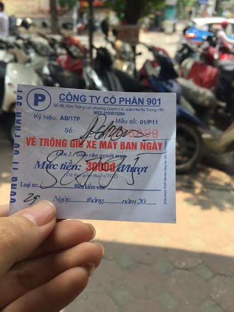 Bãi trông xe bệnh viện lại chiếm vỉa hè, 'chặt chém' giá - ảnh 2