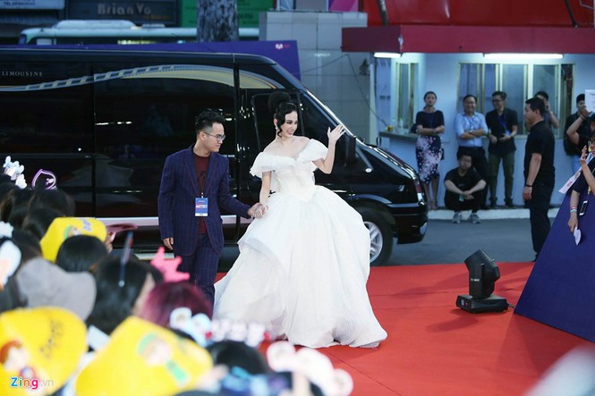 Angela Phương Trinh ‘chơi trội’ với váy phát sáng tại thảm đỏ MAMA 2017 - ảnh 1