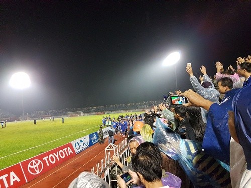 CĐV Quảng Nam đội mưa ăn mừng ngôi vô địch V.League lịch sử - ảnh 4