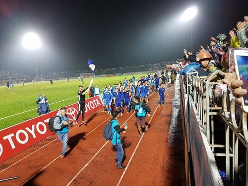 CĐV Quảng Nam đội mưa ăn mừng ngôi vô địch V.League lịch sử - ảnh 5