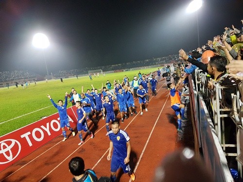 CĐV Quảng Nam đội mưa ăn mừng ngôi vô địch V.League lịch sử - ảnh 7