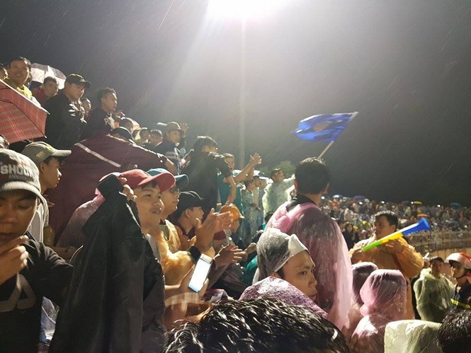 CĐV Quảng Nam đội mưa ăn mừng ngôi vô địch V.League lịch sử - ảnh 2