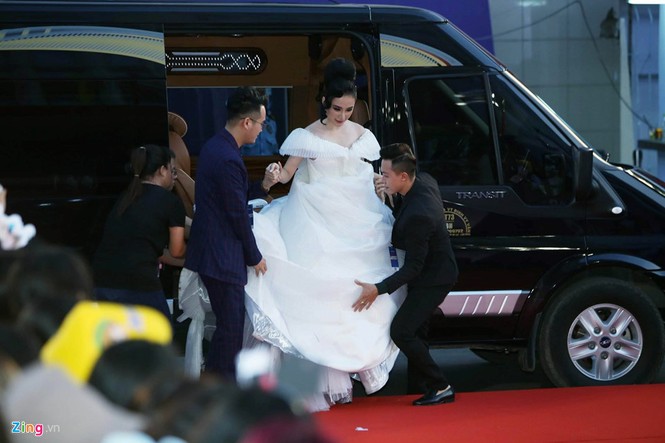 Angela Phương Trinh ‘chơi trội’ với váy phát sáng tại thảm đỏ MAMA 2017 - ảnh 2