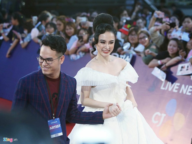 Angela Phương Trinh ‘chơi trội’ với váy phát sáng tại thảm đỏ MAMA 2017 - ảnh 3