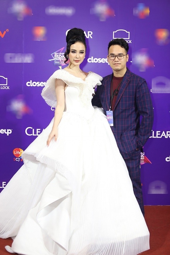 Angela Phương Trinh ‘chơi trội’ với váy phát sáng tại thảm đỏ MAMA 2017 - ảnh 4