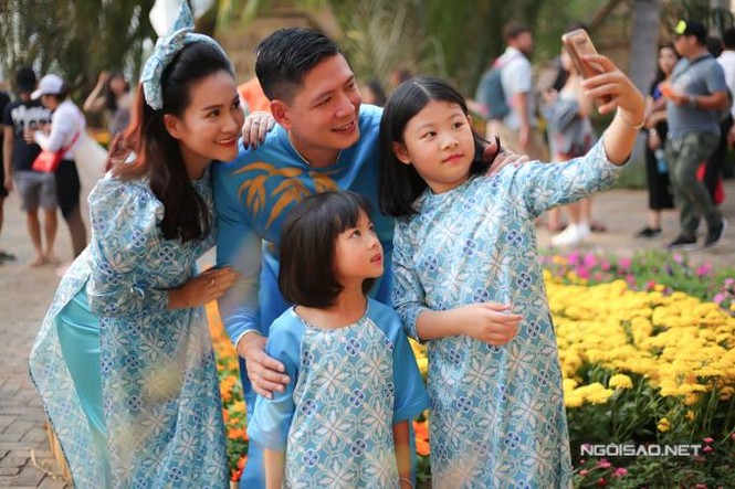 Bình Minh đưa vợ con đi dạo đường hoa, chụp ảnh Tết - ảnh 10