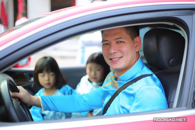 Bình Minh đưa vợ con đi dạo đường hoa, chụp ảnh Tết - ảnh 1