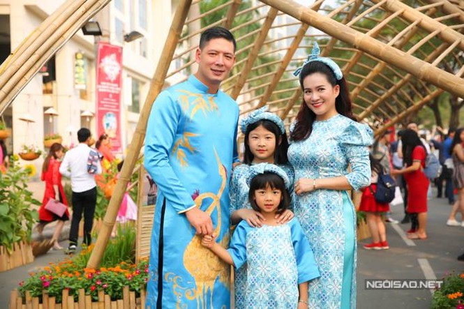 Bình Minh đưa vợ con đi dạo đường hoa, chụp ảnh Tết - ảnh 3