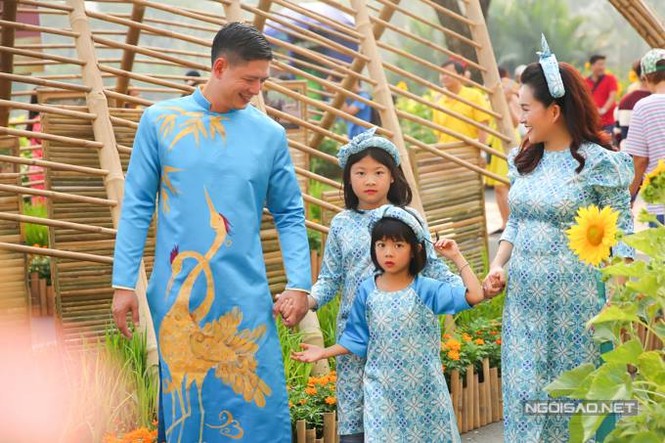 Bình Minh đưa vợ con đi dạo đường hoa, chụp ảnh Tết - ảnh 4